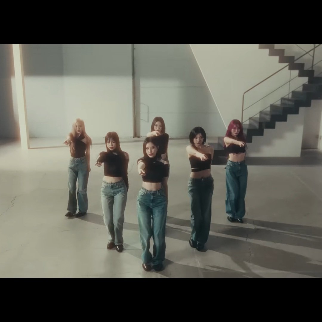 lon53039's tweet image. 231209 음중 

今天穿這套 我們長身賴那個腿那個腰😍
手燈開💜 背景也是紫色調
結尾是04 其他姐姐妹妹們閃鏡頭有夠可愛
尤其金週一直接趴到地上是怎樣啦
彩排時Zoa偷瞄鏡頭找時機還有含含耍狠笑出都可愛到不行
本來是要去被妹妹們帥一波的
但感想還是可愛好可愛救命可愛😘
#위클리 #Weeekly #Backwards