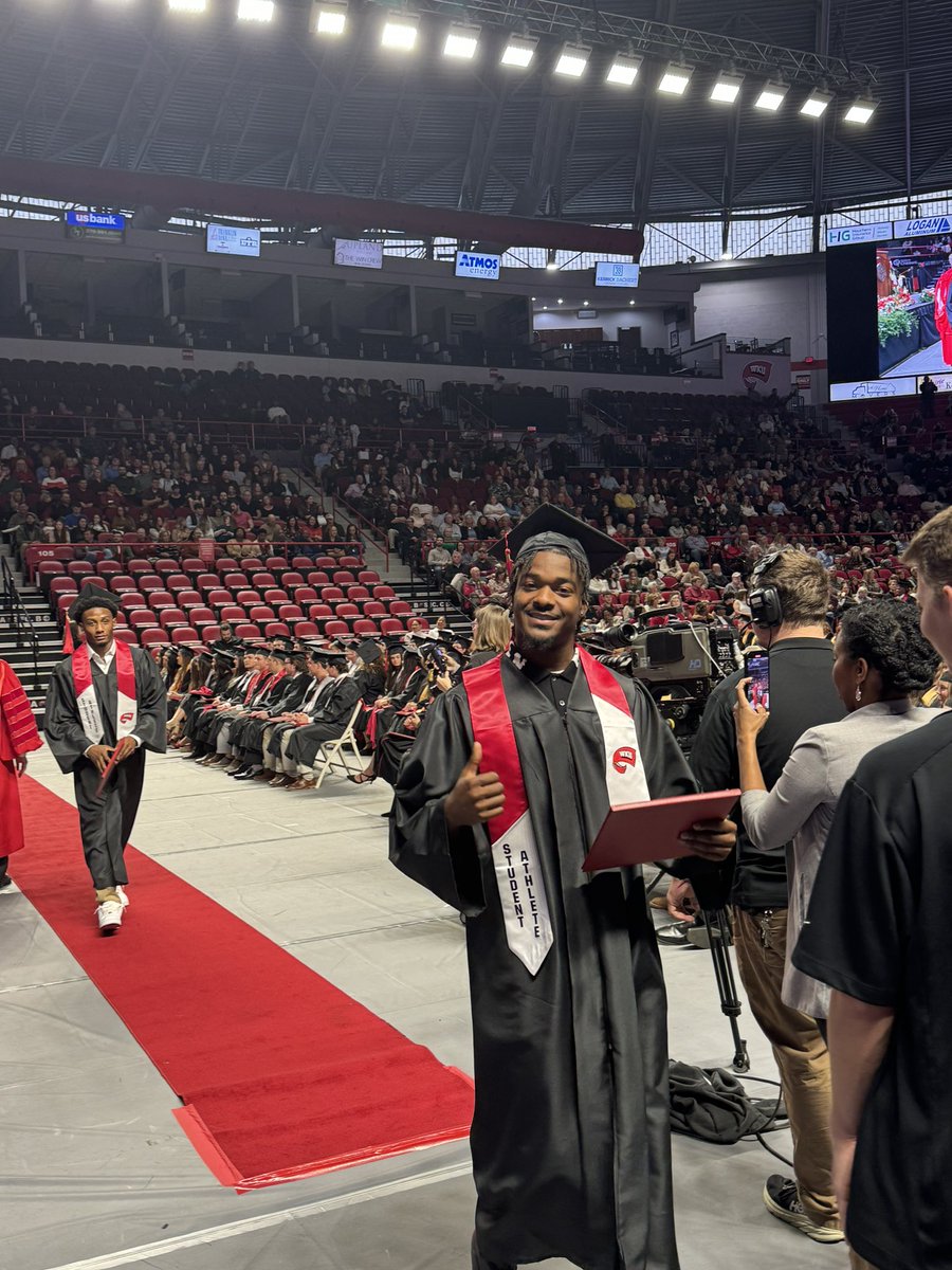 WKUSPM's tweet photo. #SPMgrad https://t.co/oCZeMSxn2a