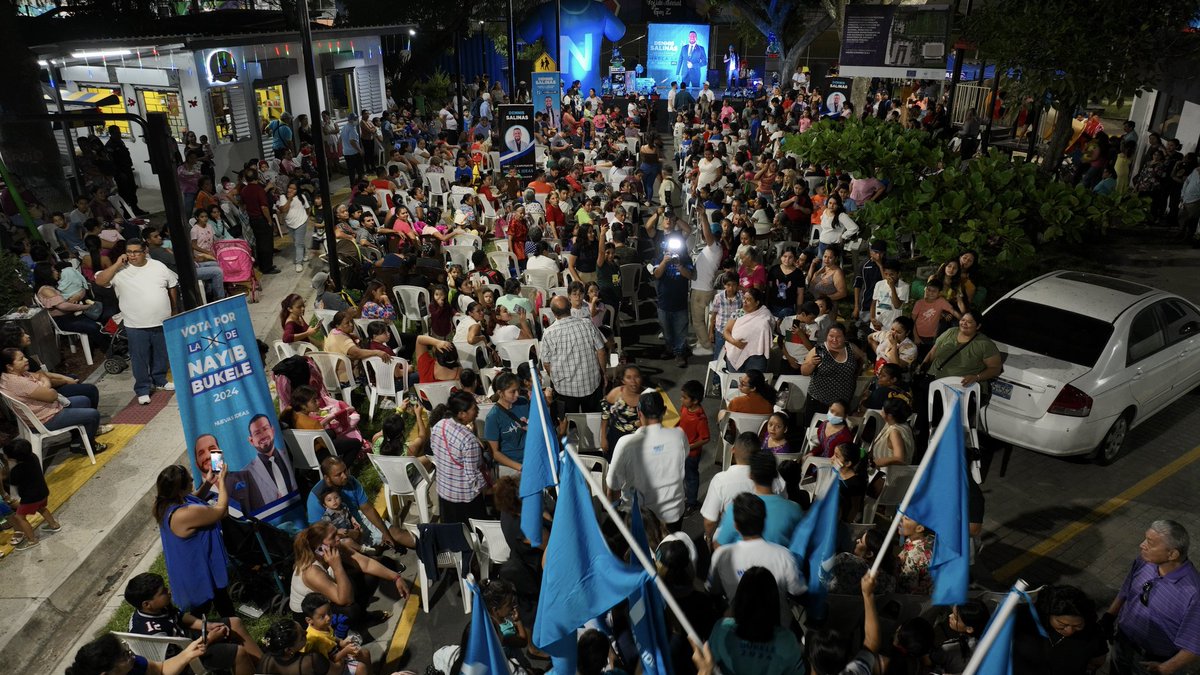 DennisSalinas_'s tweet photo. Colonia Zacamil brilla esta Navidad, uniendo a cientos de niños en una noche mágica. Celebramos un presente de esperanza y alegría, superando un pasado de violencia.

Bajo el liderazgo del Presidente @nayibbukele, seguimos escribiendo nuestra historia con seguridad. 🇸🇻🎅

#Casilla11 
#Operación2024