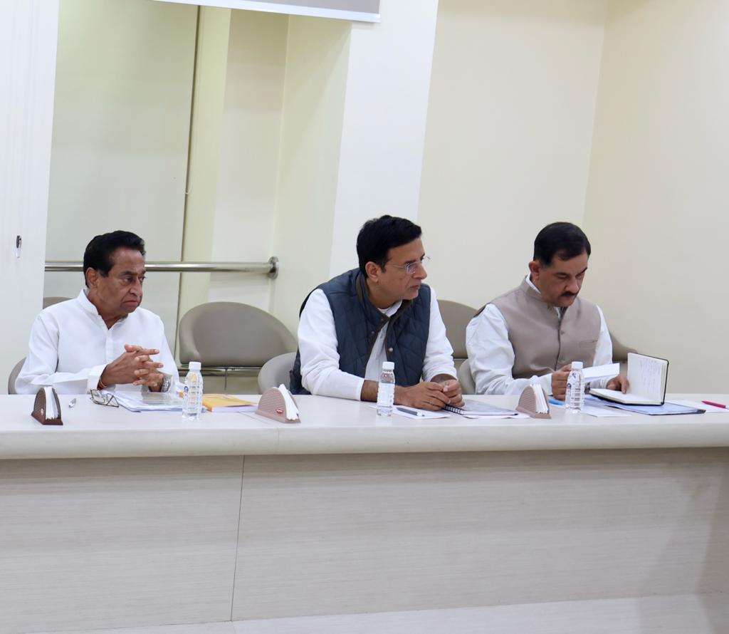 Kamleshwar_INC's tweet photo. दिल्ली,कांग्रेस मुख्यालय ���ें आज  मध्य प्रदेश विधानसभा चुनाव 2023 के चुनावी नतीजों पर समीक्षा बैठक हुई।
कांग्रेस अध्यक्ष आद. श्री @kharge जी,श्री @RahulGandhi जी सहित कांग्रेस के वरिष्ठ नेताओं के साथ बैठक में भाग लिया।
@INCIndia https://t.co/3eXpxtfirL