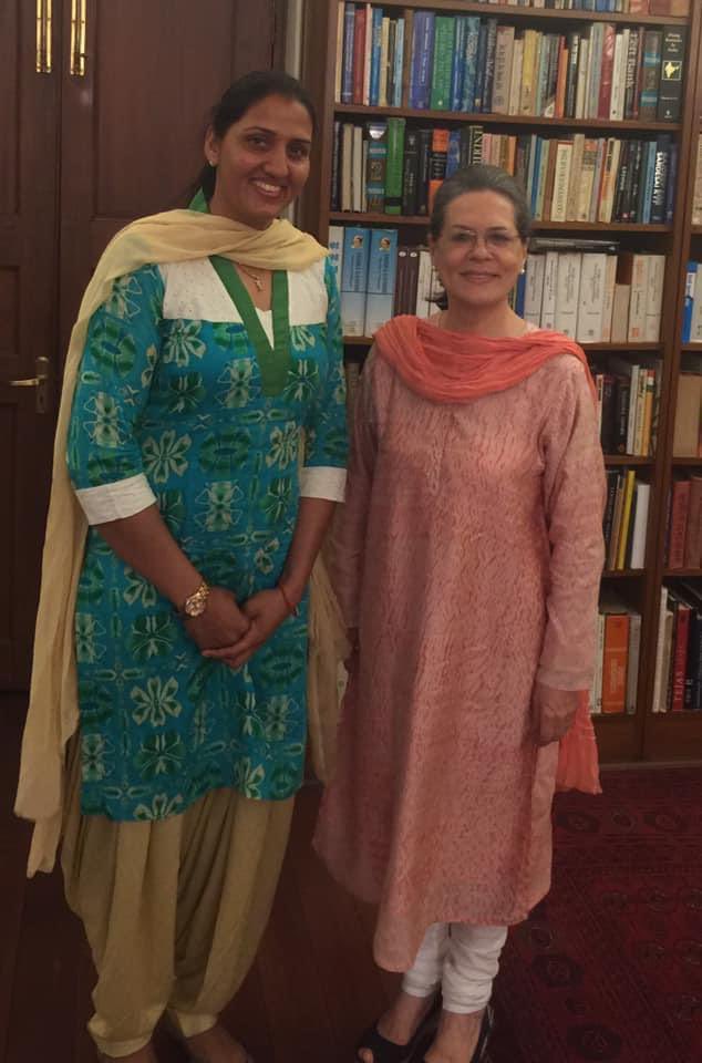 KrishnaPooniaIN's tweet photo. कांग्रेस की पूर्व राष्ट्रीय अध्यक्ष, हमारी नेता श्रीमती सोनिया गांधी जी को जन्म दिवस की हार्दिक बधाई एवं शुभकामनाएं।

मैं ईश्वर से आपके उत्तम स्वास्थ्य एवं दीर्घायु जीवन की कामना करती हूं। #SoniaGandhiji https://t.co/QKAevxMzMh