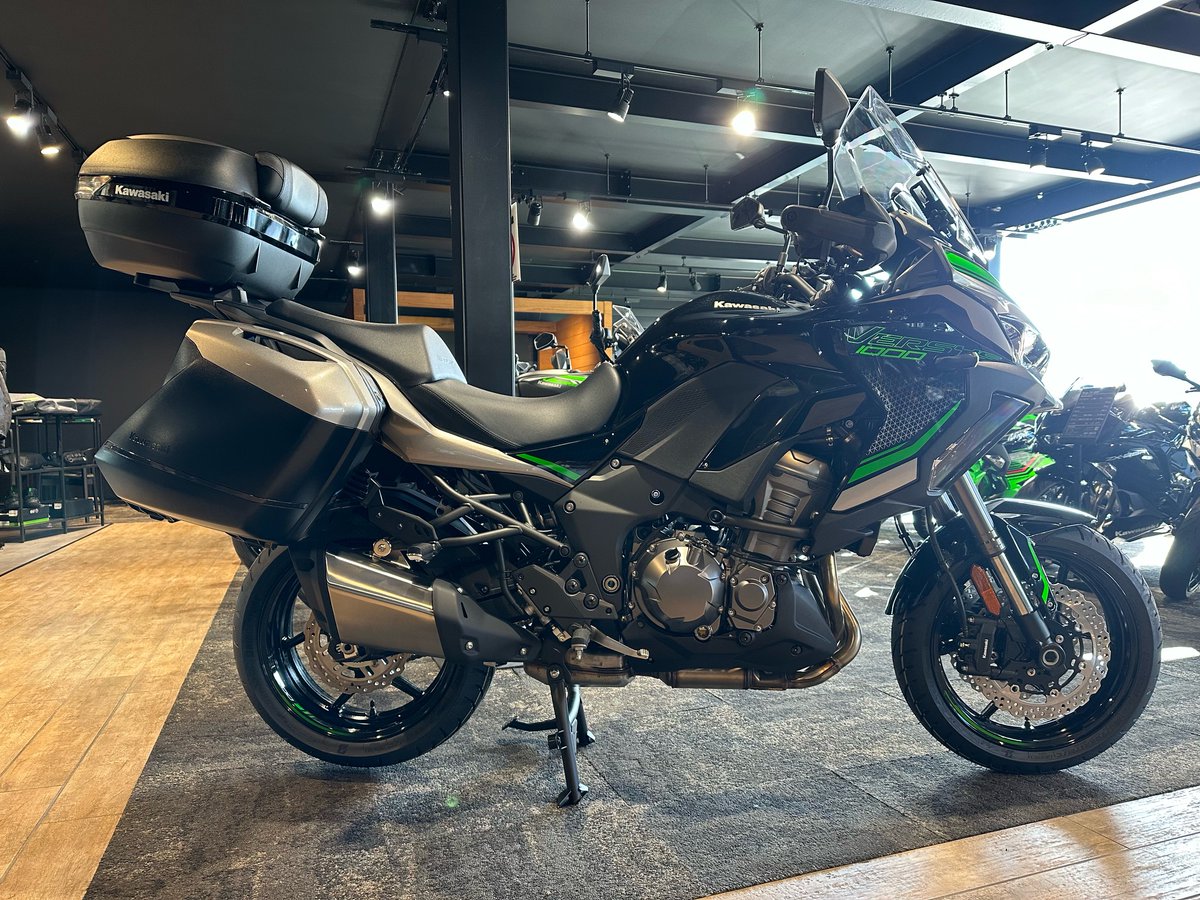 KawasakiPlaza's tweet image. こんにちは。
#カワサキプラザ相模原 です！

「VERSYS 1000 SE PLAZA EDITION」が完成いたしました。パニアケースキット、トップケースキットが標準装備の特別仕様車になります。

当店に展示しておりますのでご興味をお持ちのお客様はご来店、お問い合わせをお待ちしております！

#kawasaki #VERSYS