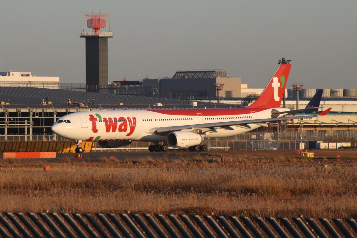 Aliceshin798's tweet image. 昨日の成田にて。

　アシアナA388はドッカンで上がり、T’way  A333は元タイエアアジアX(HS-XTK)で、コロナ前のNGOに何回か飛来してきたのを思い出します😌
　あとはミアットB763スペマは初撮影となり、セブのラストA333CEOも退役前に撮れました☺️

#RJAA #成田空港