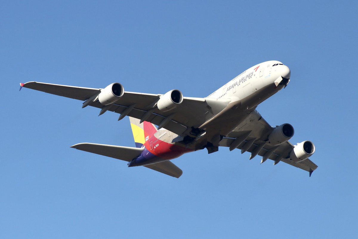 Aliceshin798's tweet image. 昨日の成田にて。

　アシアナA388はドッカンで上がり、T’way  A333は元タイエアアジアX(HS-XTK)で、コロナ前のNGOに何回か飛来してきたのを思い出します😌
　あとはミアットB763スペマは初撮影となり、セブのラストA333CEOも退役前に撮れました☺️

#RJAA #成田空港