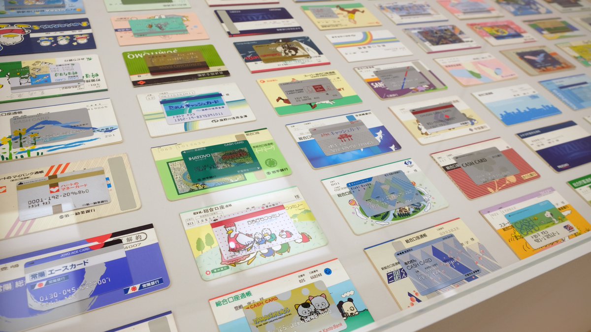 口座開設》は1000円で口座を作り、キャッシュカードが届いたらその1000円を引き出して別の銀行に口座 をつくる、、を繰り返して集まったカードと通帳でできた作品。横浜銀行のかなべえ、北海道拓殖銀行のたあぼうが熱い！キャッシュカードマニアの人も見るべき！