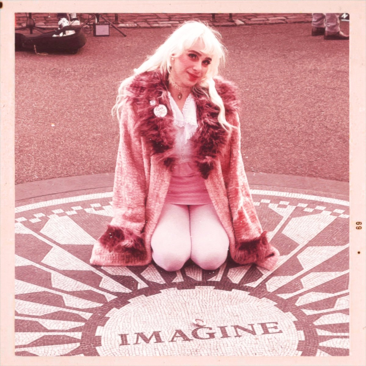 shesarainb0w's tweet photo. I was The Dreamweaver, but now I’m reborn🥀🌹
@johnlennon 🌹
Eternal love and gratitude to John Lennon and his heart-wrenchingly visceral music for taking me down to a Strawberry Fields state of divine soul - may the dream never be over as your song plays on🎶💐🧿 #LennonLivesOn https://t.co/X9Hwm9Tsg3