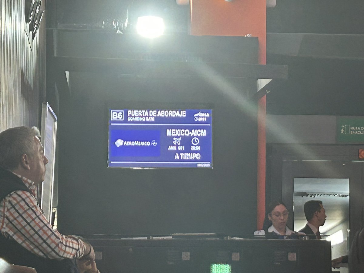 Arteck94's tweet photo. @Aeromexico mejoren su app, el día de ayer perdí el vuelo por no poder visualizar mi vuelo y hoy en el vuelo se regresó no aparece. También hagan más grande el tamaño de las letras del vuelo. Es una historia que se repite con los que volamos por primera vez con ustedes https://t.co/cjz14nBXsA