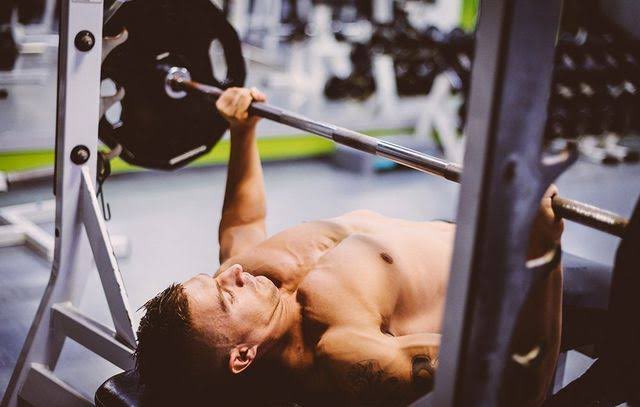 bench_press100's tweet photo. 【筋トレベスト種目　胸トレ編】

🥉ダンベルフライ
ペックフライよりもダンベルの方が
感覚的には良かった。

🥈インクラインベンチプレス
Tシャツを着てもかっこいい胸筋を
目指すなら上部も忘れずに

初めてならスミスでも◎

🥇ベンチプレス
胸トレの王道

ベンチ100キロ
ぶち上げるまで諦めるな。 https://t.co/HQsB6JsWgW