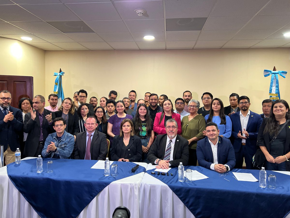 BArevalodeLeon's tweet photo. Estamos ante un golpe de Estado absurdo, ridículo, y perverso.

Esta es la postura que junto a @KarinHerreraVP tenemos como binomio presidencial LEGITIMAMENTE electo por el pueblo de Guatemala.  👇 https://t.co/W6dcGR4ucY