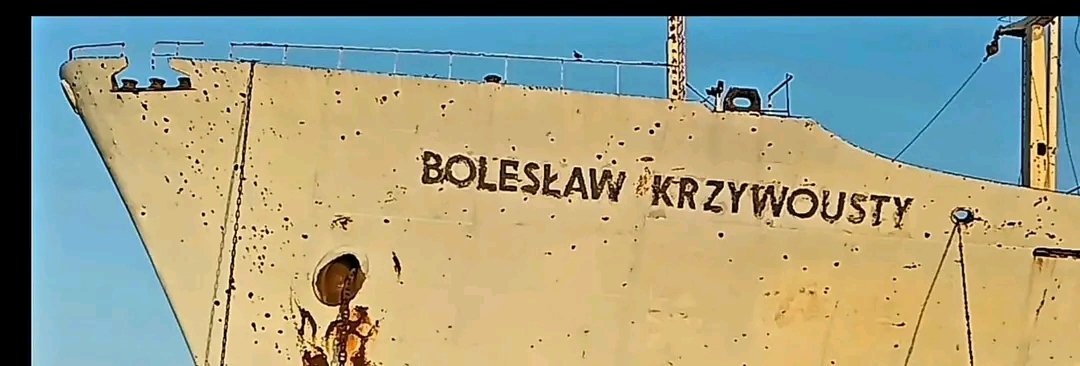 tesfanews's tweet photo. 🟨  ታሪኽ መርከብ "Boleskaw Krzywousty"

"ብዘይ ናትና ፍቓድ፡ ዝዀነ ዓይነት ምንቅስቓስ ኣብ ክሊ መሬትና ባሕርናን ኣየርናን ኣይፍቀድን እዩ!" - መምርሒ ህ/ግ/ሓ/ኤ 1988
                                          * * *

(ጸሓፊ:- ሳምሶን ትኩእ) - ኣብ'ዚ ሰሙን ብስራሕ ናብ ማርሳ ጒልቡብ ተንቀሳቒሰ ነይረ። ኣብ ሰፊሕ ገማግም ናይ'ቲ ማርሳ ሓንቲ ዓባይ መርከብ ብእርጋን መሪታን ተበሳሲዓን ሰፈር ኣዕዋፍ ኰይና ትርአ። ምስጢር ናይ'ዛ ዓባይ መርከብ ንምፍላጥ፡ ምስ ገለ ገዳይም ኣባላት ባሕርያ ዕላል ንኸፍት። እቲ ዝተዋህበኒ ሓበሬታ ከም'ዚ ዝስዕብ እዩ።
                                         * * * 

ሓይሊ ባሕሪ ህዝባዊ ሰራዊት ሓርነት ኤርትራ ድሕሪ ምድምሳስ ውቃው እዝ (1984) ቀንዲ መዓስከራቱ ኣብ በሪጠ፡ ዓጊግ፡ ማርሳ ኢብራሂም፡ ማርሳ ተኽላይ ብምግባር ኣብ ከቢድ ሓለዋ ናይ'ቲ ኣስታት 1300 ኣቢሉ ዝዝርጋሕ ባሕሩ እዩ ነይሩ።

ወላ ደኣ ዓበይትን ዘመናውያንን መራኽብ ኣይዕጠቕ እምበር፡ በተን ዝምክሓለን ኣዝየን ንኣሽቱ ፈጣናት ጀላቡ ነዚ ስፍሓት ባሕሪ ካብ ምሕላዉን ምቊጽጻሩን ኣይበዀረን። ካብ ሓደገኛ ስግረዶባዊ ምንቅስቓስ ንምግታእ፡ ዘይሕጋዊ ምግፋፍ ዓሳታትን ምውጻእ ማዕድናትን ንምቊፃር፡ ሓተላታት ናይ ዝተፈላለዩ ፋብሪካታት ንኸይጐሓፈሉ ንምክትታል፡ ንስርዓት ደርግ ዝግበር ዘየድልይ ሓገዛት ንምግታእ... ወዘተ
ኣብ ከቢድ ናይ ሓለዋ ዕማም እዩ ነይሩ።
                                        * * *

ጥሪ 1990 ህዝባዊ ሰራዊት ንምሕራር ከተማ ባጽዕ ኣብ ልዑል ምድላዋት ኣብ ዝነበረሉ እዋን እዩ። ስርዓት ደርግ ዘይተኣደነ ሓገዝ ካብ ዝተፈላለያ ሃገራት ይምጠወሉ ነበረ።
ሽዑ እምበኣር እያ እዛ ዋንነት ሃገረ ፖላንድ ምዃና ዝንገረላ BOLESKAW KRZYWOUSTY እትብሃል ዓባይ መርከብ ብዘይ ፍቓድ ናይ'ቲ ንባሕሪ ከም ምድሪ ዝዕንድረሉ ባሕርያ ሻዕብያ ዕሽሽ ኢላ ናብ ባጽዕ ንምብጻሕ ትሕምበብ ዝነበረት።

ኣባላት ባሕርያ ናብ'ዛ ብዘይ ፍቓዶም ናብ ወደብ ባጽዕ ንምጽጋዕ ትምርሽ ዝነበረት መርከብ ብምቕራብ ደው ንኽትብል ይሓትትዋ። እዚ ሕቶ እዚ ንኣባላት ናይ'ታ ዓርሞሽሽ መርከብ ዘስሕቕ እዩ ዝነበረ። ምኽንያቱ ፍልልይ ናይ'ታ መርከብን ናይ'ቶም ኣብ ትሕቲኣ ኰይኖም ዝዓገትዋ ኤርትራውያን ባሕረኛታትን ናይ ጻጸን ሓርማዝን ፍልልይ እዩ ነይርዎ። ስለዝዀነ እዩ ኸኣ መርከብ BOLESKAW KRZYWOUSTY "ሓይሊ ባሕሪ ስርዓት ደርግ ከድሕነኒ እዩ" ኢላ ብምእማን ንዘረባ ባሕርያ ጸማም እዝኒ ብምሃብ ጒዕዞኣ ዝቐጸለት። 

እቶም ምዑታት ሰብ ቊምጣ ናይ መን ብዘየገድስ ትእዛዛቶም ምስ ዘይተኽብር ሓደገኛ ስጒምቲ ክውሰደላ ምዃኑ ደጋጊሞም ኣጠንቀቑ። እዚ መጠንቀቕታ እዚ ግን ኣብ እዝኒ እቲ ብትዕቢት ዝተወጠረ መራሒ (captain) ናይ'ታ መርከብ ቦታ ኣይነበሮን።

ብድሕር'ዚ እተን "ቊም ነገር የብለንን፥" ዝተባህላ ንኣሽቱ ፈጣናት ባሕርያ ዝዓጠቕኦ 'ዙ 23' ብረት ጒልባቡ (ሽፋኑ) ቀሊዐን ኣብ ዘየላቡ ተዂሲ ኣተዋ። መርከብ BOLESKAW KRZYWOUSTY ብኡ ንብኡ ክትነድድ ጀመረት። ኣብ ውሽጢ እታ መርከብ ከቢድ ውጥረት ተኸስተ። ዓቕሎም ዝጸበቦም ኣባላታ ዝተሓተትዎ ንኽፍጽሙ ንእለት ተሰማምዑ።

ባሕርያ ሓንትን ዘይተላቡን ትእዛዝ ኣመሓላለፉ። "መልሕቕ (ኣንከር) ከይዘርጋሕኩም ብቕልጡፍ ውረዱ።" 

እቶም ብፍርሒ ዘንቀጥቀጡ ኣባላት ናይ'ታ መርከብ ዝተባህልዎ ገበሩ። ካብ መርክውቦም ወሪዶም ተማረኹ። ንመወዳእታ ግዜ ነታ ውቅያኖሳትን ባሕርታትን ዝጨድዱላ ዝነበሩ መርከቦም ተፋነውዋ። 

ታሪኽ መርከብ BOLESKAW KRZYWOUSTY ኣብ ማርሳ ጒልቡብ ኣብቅዐ።
                                         * * * 
(ምንጪ: ናቅፋ ፕረስ)