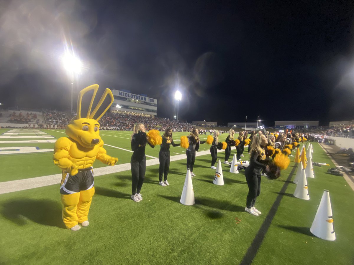 Justin_D_James's tweet image. It’s the night we’ve been waiting for! State Semifinal Playoffs! Things just got that much better because Santa just stopped by at halftime! 🎅🏈🎄#ForneyFootball #SantaHatSzn