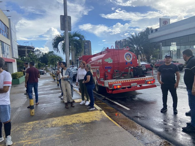 InforTvenezuela's tweet photo. Falleció el doctor Rubén Coronado,anestesiólogo reconocido tras caer al vacío desde el ascensor de su residencia en Alta Vista,Ciudad Guayana,estado Bolívar,durante un apagón,cuando intento rescatar a su esposa en el momento en que el ascensor quedo atascado por falla eléctrica. https://t.co/rRuIJzj71p