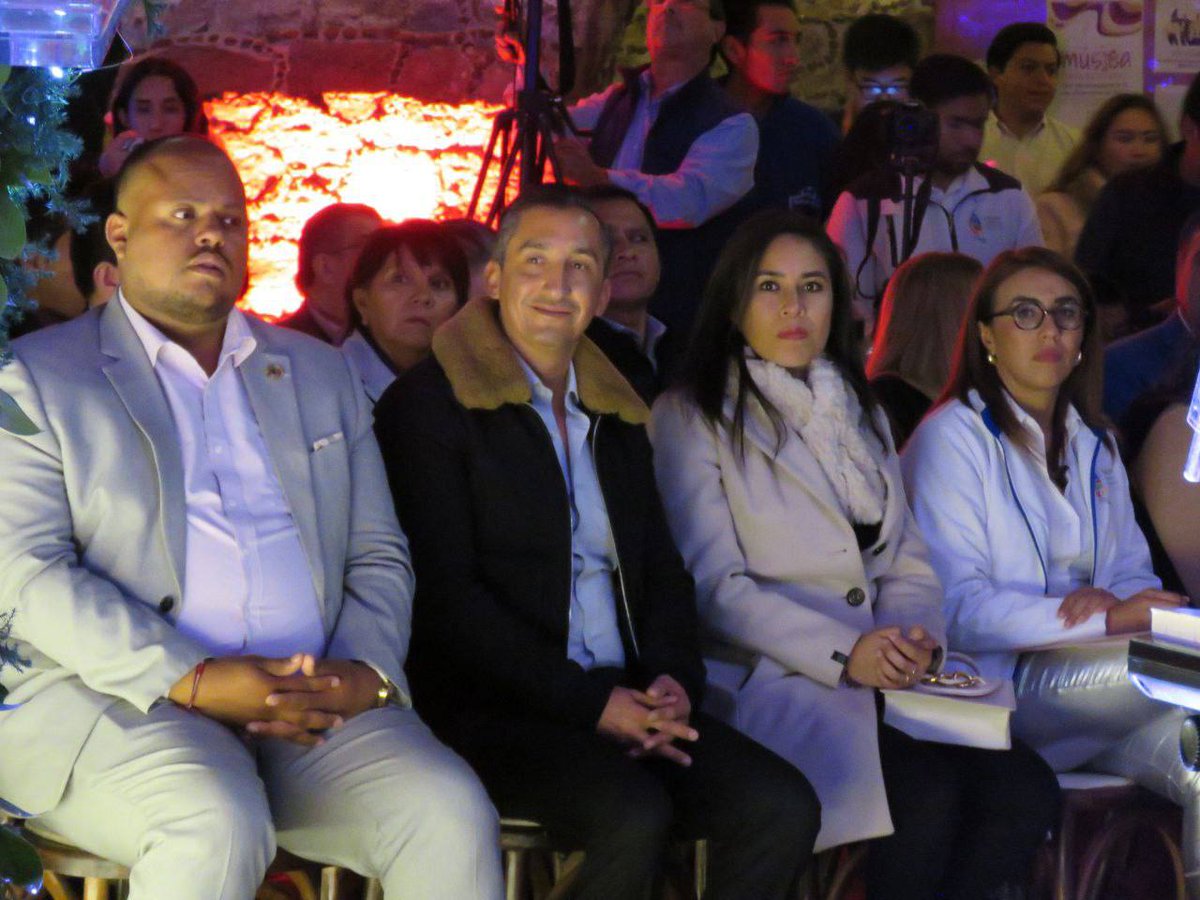 MarcoAranzabal's tweet photo. Gracias también al gobernador @juliomenchaca_, por encomendarnos trabajar por un futuro más justo y equitativo. Seguimos apoyando esta noble causa, para construir juntos un camino hacia un Hidalgo y un país donde la diversidad sea celebrada y respetada. ¡Gracias por este honor! https://t.co/BcwSR4C6Uz
