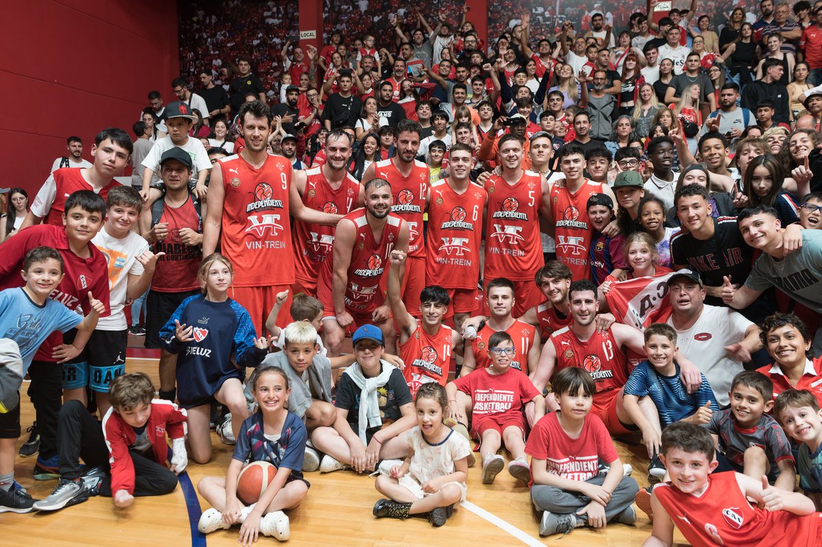 Independiente's tweet photo. ¡CAMPEONES DE CONFERENCIA! 🏀

#Independiente venció a Unitarios por 77 a 65 y se quedó con el título de conferencia de la Liga Metropolitana.

Ahora irá por la super final contra El Talar para coronar un gran año ¡Felicitaciones!

#TodoRojo 🔴 https://t.co/G47uQq7qdu