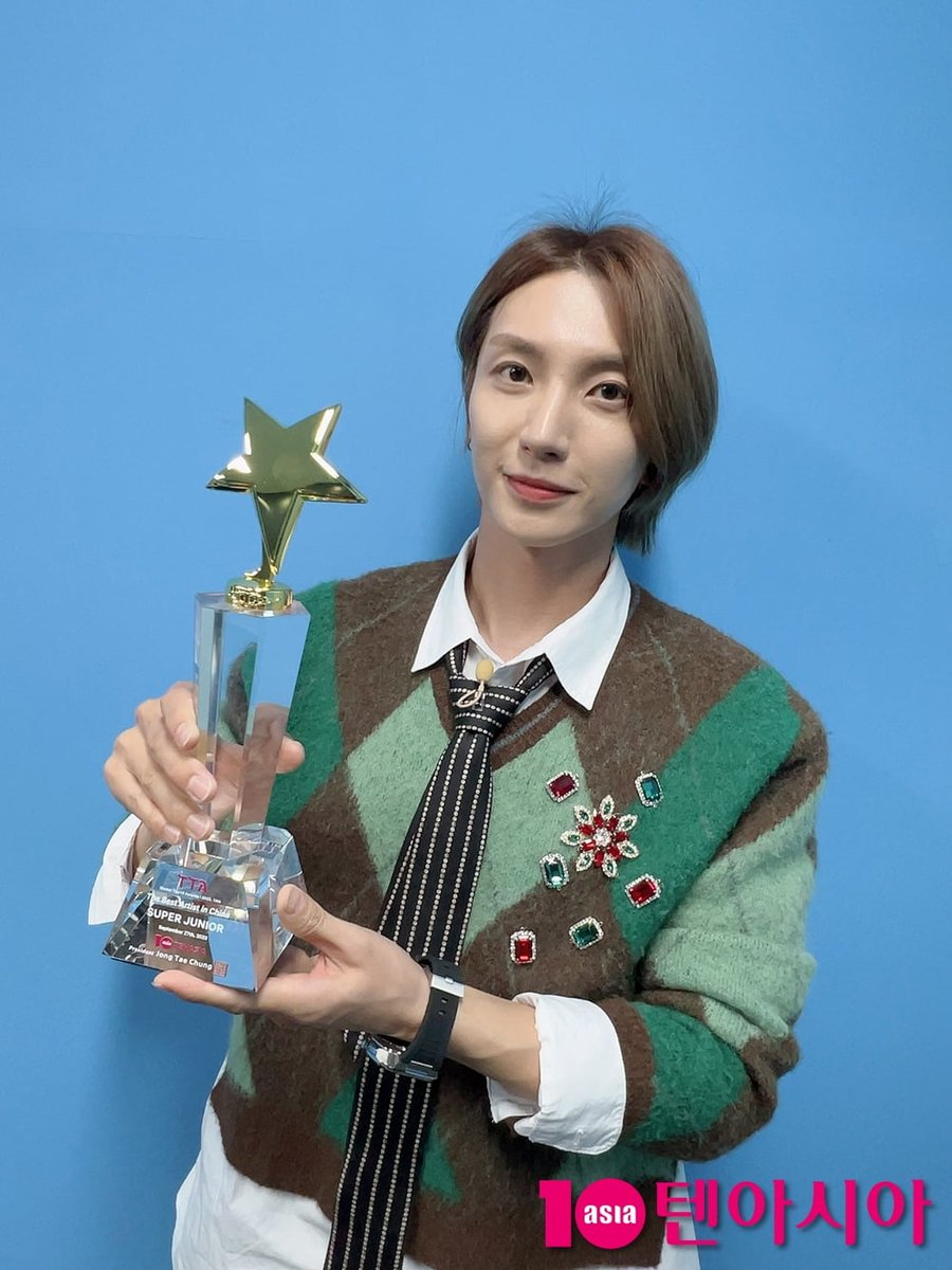 tomozuki1's tweet photo. [ข่าว] เอสเจคว้ารางวัล Best Global Artist อันดับ1ในจีน จาก TOP TEN AWARDS (TTA) 

TTA จัดโดย TenAsia เปิดโหวตออนไลน์ใน10ประเทศ:เกาหลี,usa,อังกฤษ,เม็กซิโก,จีน,ญี่ปุ่น,​ไทย,อินโดฯ,มาเลฯ,ฟิลิปปินส์

อีทึกเป็นตัวแทนรับรางวัล
"ไม่ทันไรเอสเจก็ครบรอบ18ปีแล้ว ต่อไปเราจะทำงานหนักและโชว์ภาพลักษณ์​ดีๆไปนานๆจนครบรอบ19ปี20ปีเพื่อจะได้ตอบแทนความรักของแฟนๆ ดังนั้นโปรดมอบความรักและให้ความสนใจกับพวกเราเยอะๆนะครับ ขอบคุณ​ครับ" 

https://t.co/Pwl2zc6ZOc