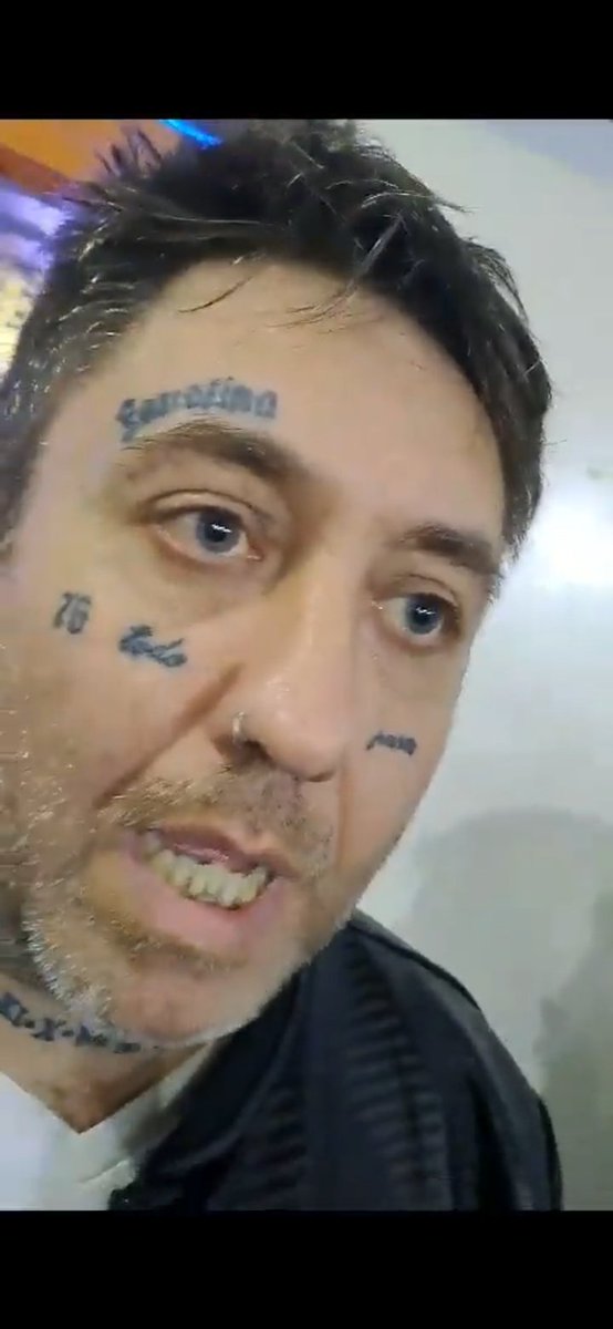 Rumblem23's tweet photo. @lamacrineta Este viejo violin con los tatuajes del duki es LA MACRINETA. Nunca se olviden de su cara https://t.co/x8h796Q3I5