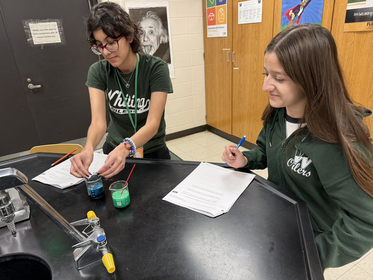 jloscioly's tweet image. Chemistry classes doing their best to get oil and water to mix. #lavalamp @WHSOilers