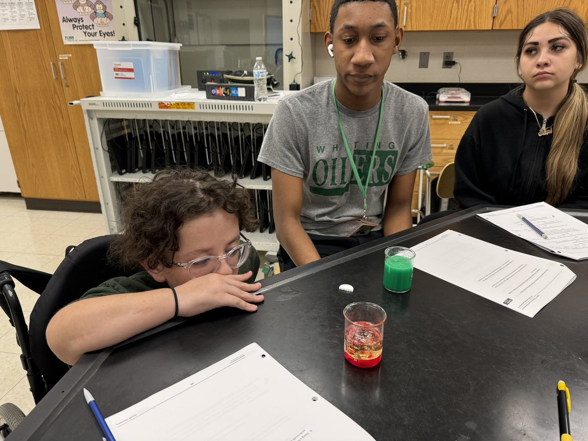 jloscioly's tweet image. Chemistry classes doing their best to get oil and water to mix. #lavalamp @WHSOilers