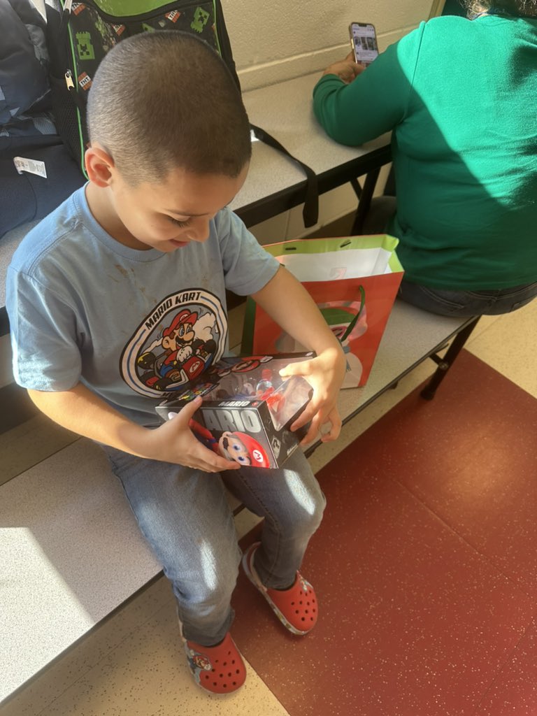 LoganWinter2018's tweet photo. Today we made snow globes and celebrated our friend’s birthday!!! https://t.co/urVZxB0nxE
