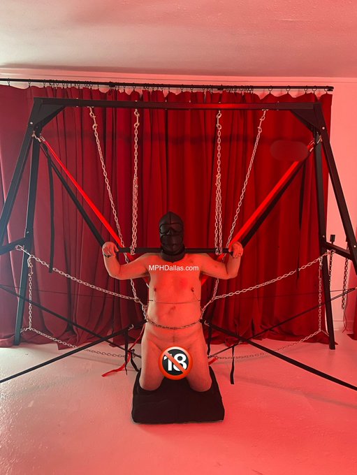 Casual bondage. https://t.co/tvBU4cfIeN