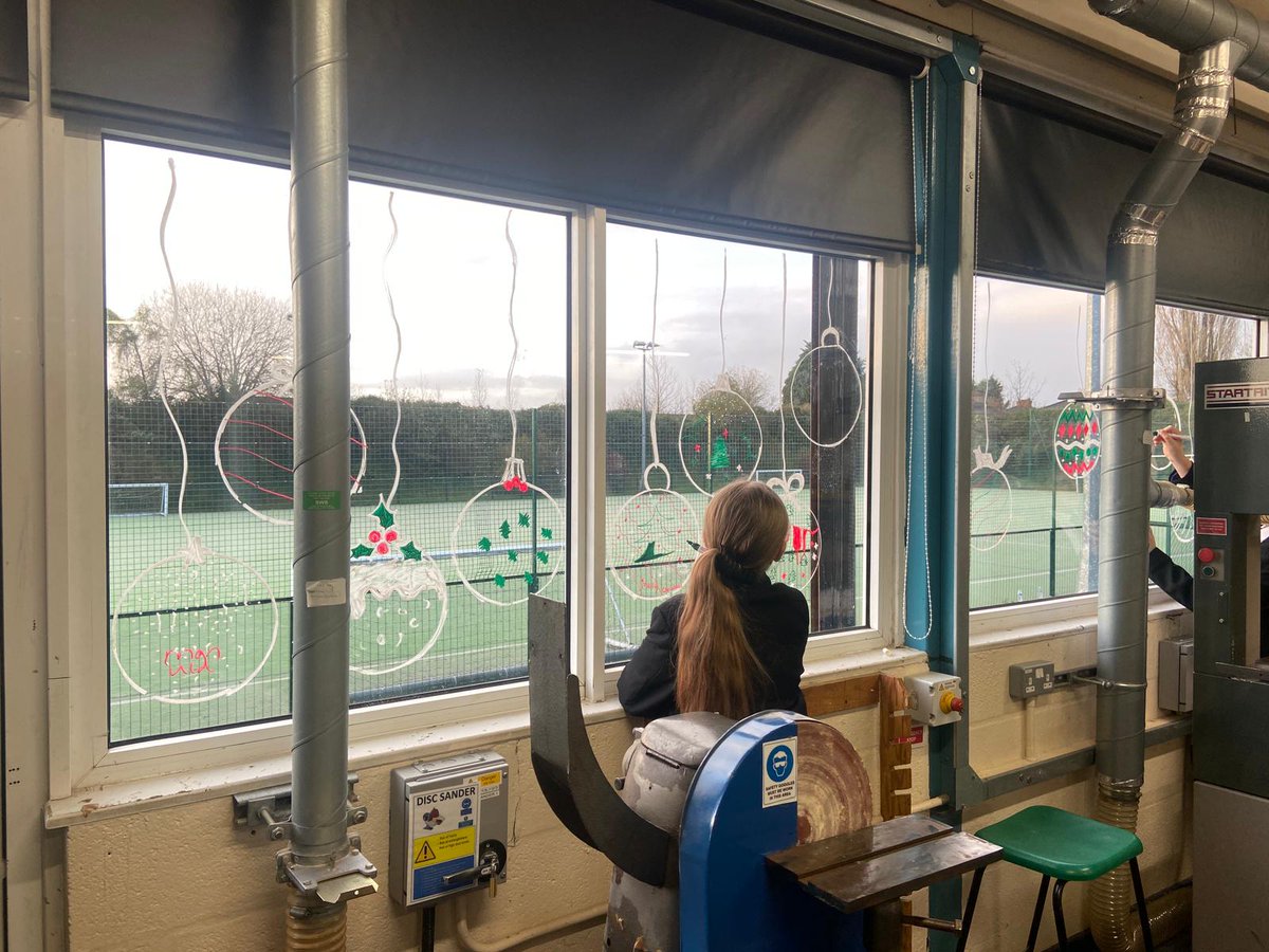 OAHa_DesignTech's tweet photo. Kenya have been working hard on their Christmas Bauble competition entries and we love the festive vibes they give to  the workshop! 

🎄🎅🔨

#teamhaydock #outwoodfamily #itswhoiam https://t.co/zzluhKeMdV