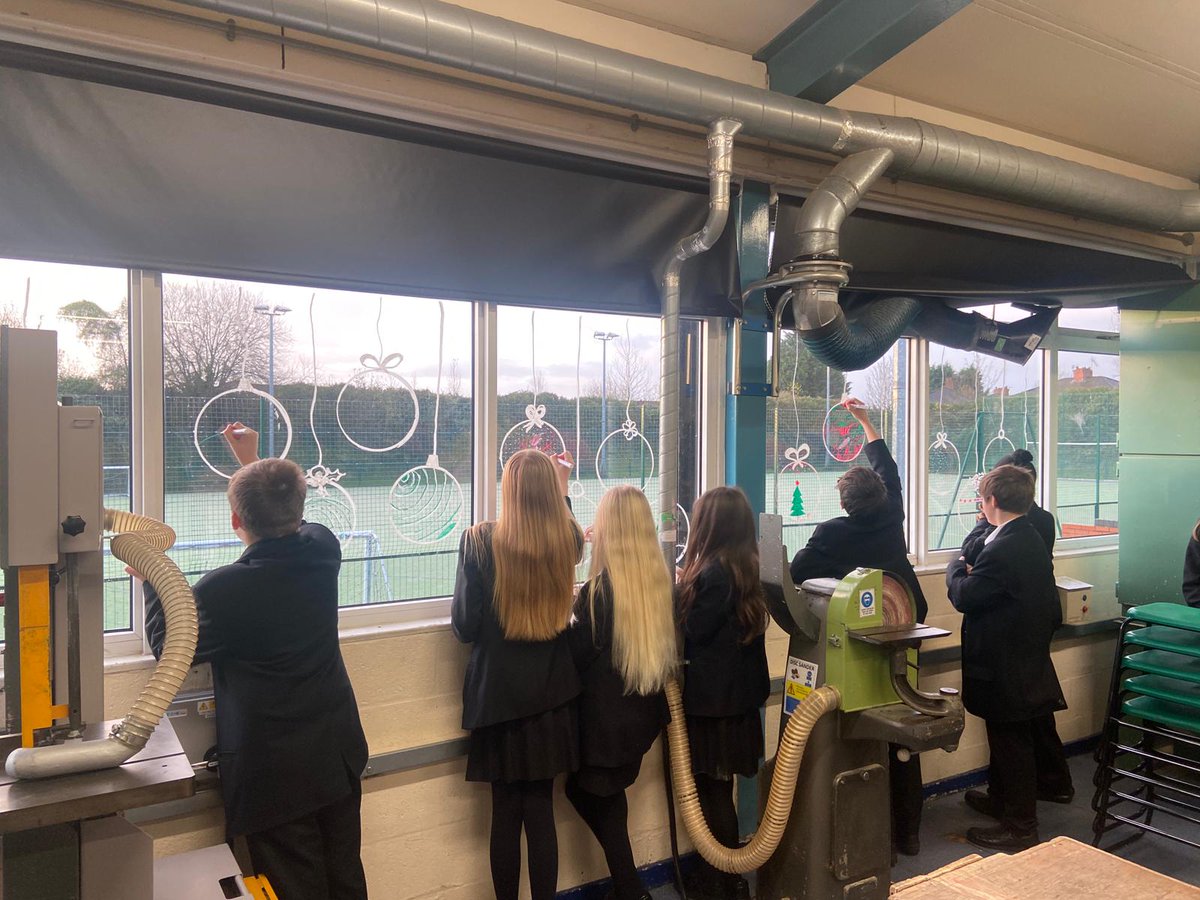 OAHa_DesignTech's tweet photo. Kenya have been working hard on their Christmas Bauble competition entries and we love the festive vibes they give to  the workshop! 

🎄🎅🔨

#teamhaydock #outwoodfamily #itswhoiam https://t.co/zzluhKeMdV