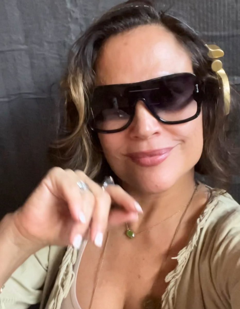 DjVButterfly's tweet photo. Nothing to see here just me doing what I love❤️🦋🎵 #artbasel2023 #miamiyogagarage #thesoulwholehouse #heartofcool #vbutterflylamariposa https://t.co/FrfckKl1eM