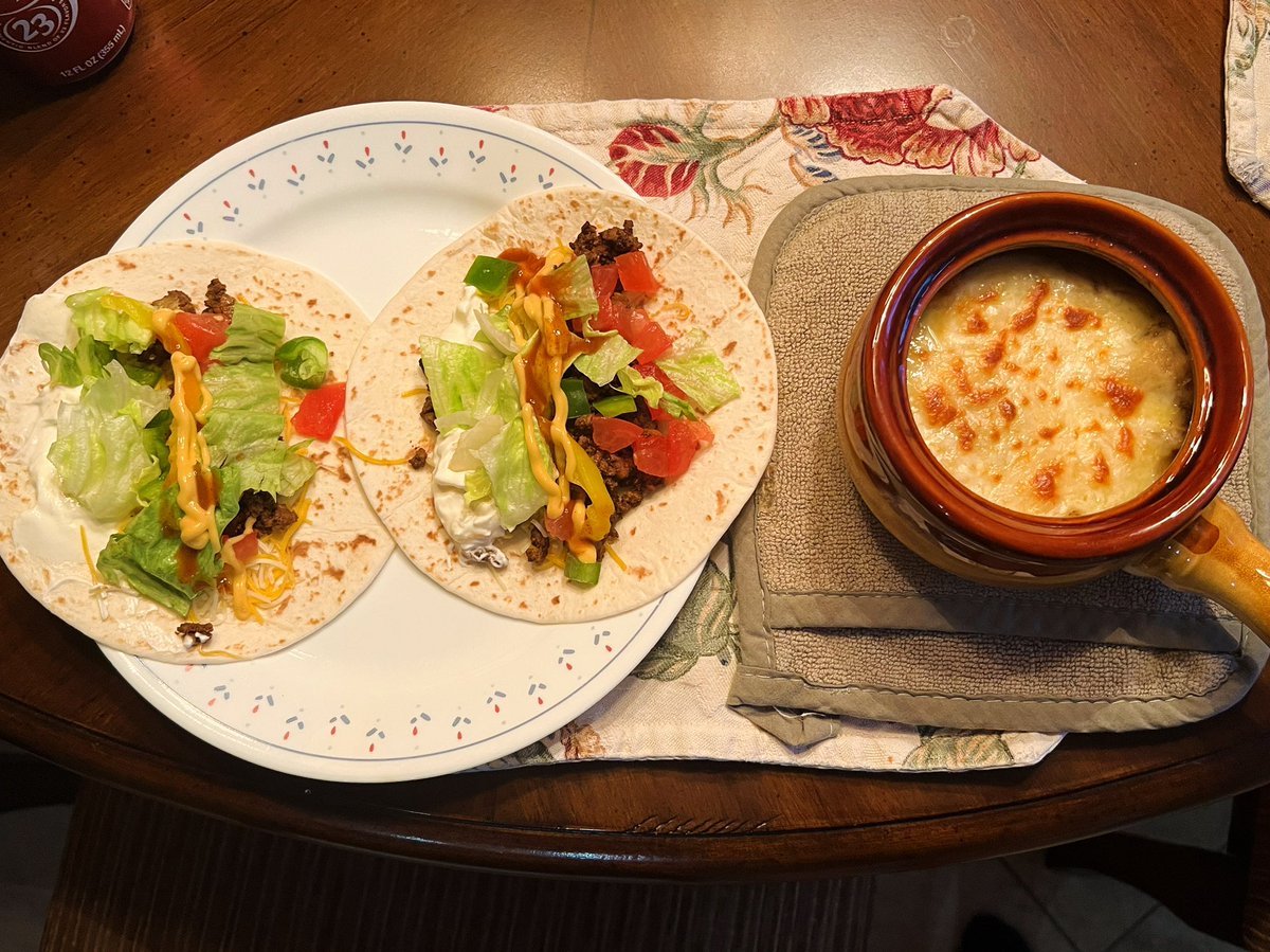 ChefMcHeather's tweet photo. Homemade tacos and french onion soup! 💯🤤🎉 #foodieforlife #frenchonionsoup #tacos https://t.co/XWXAE1gu0v
