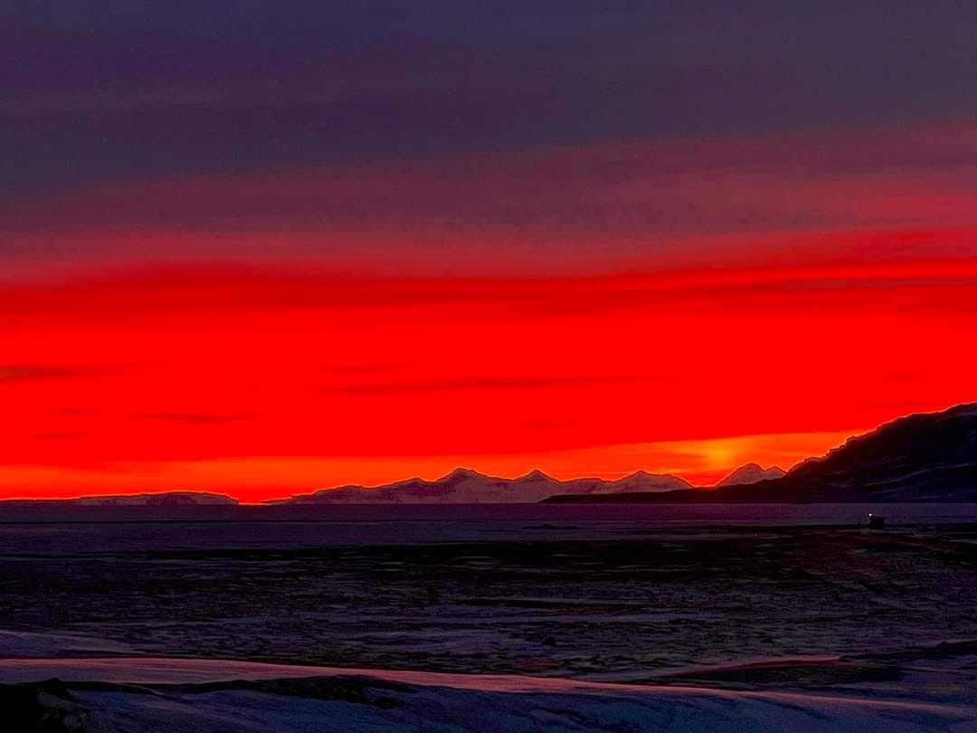 RamonLarramendi's tweet photo. Espectacular mediodia invernal en Groenlandia, con apenas 4 horas de luz. https://t.co/1ZT9zeV0GK