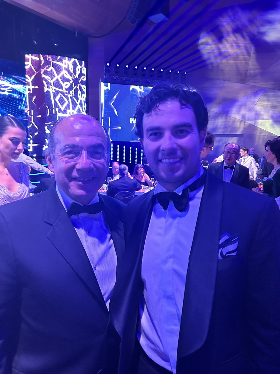 El mejor Presidente que ha tenido México, a lado del mejor piloto que ha tenido México. 

Par de cracks 😎