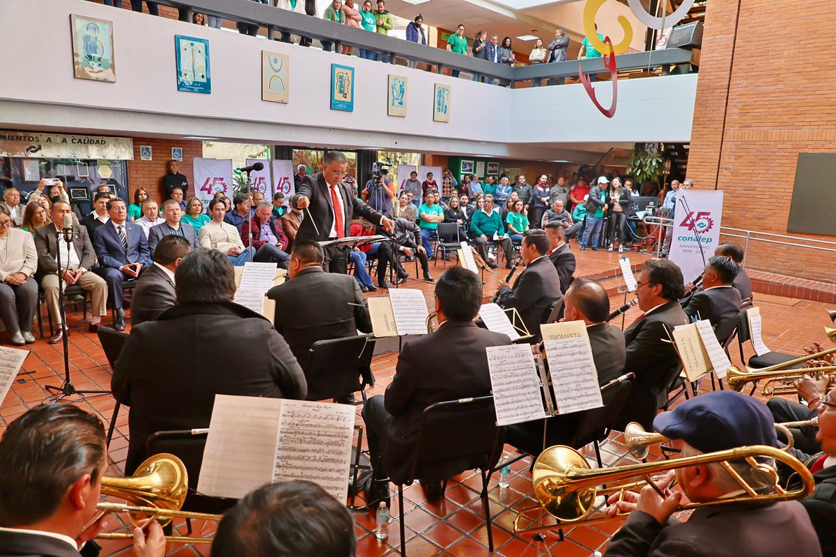CONALEP_Mex's tweet photo. Cerramos con broche de oro nuestros 45 años de historia! La Banda Honorable Ayuntamiento de Toluca nos hizo vibrar con sus magníficos popurrís. ¡Agradecemos a todos por ser parte de este emotivo viaje musical! 🎼🎶👏 #45CONALEP #TransformandoLaEducación https://t.co/e40p7Jsjbd
