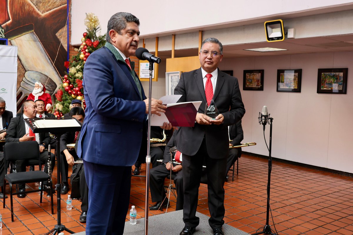 CONALEP_Mex's tweet photo. Cerramos con broche de oro nuestros 45 años de historia! La Banda Honorable Ayuntamiento de Toluca nos hizo vibrar con sus magníficos popurrís. ¡Agradecemos a todos por ser parte de este emotivo viaje musical! 🎼🎶👏 #45CONALEP #TransformandoLaEducación https://t.co/e40p7Jsjbd