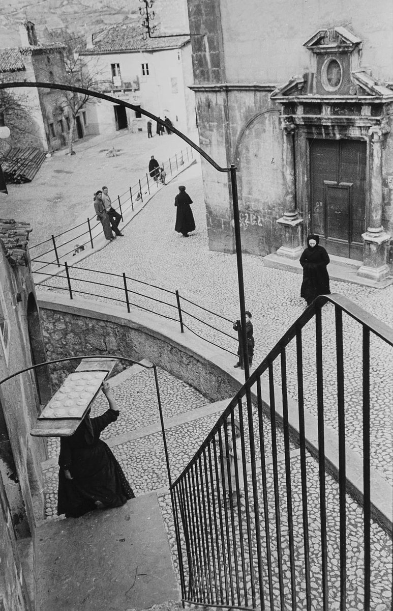poliptika_ptka's tweet photo. Henri Cartier-Bresson,
1908–2004
Scanno, Aquila, 1951 🍞
#HenriCartierBresson #artgallery #StreetPhotography #art
#PhotographyIcon #images #PhotoJournalism #masterpiece https://t.co/hqo5zVFLKB