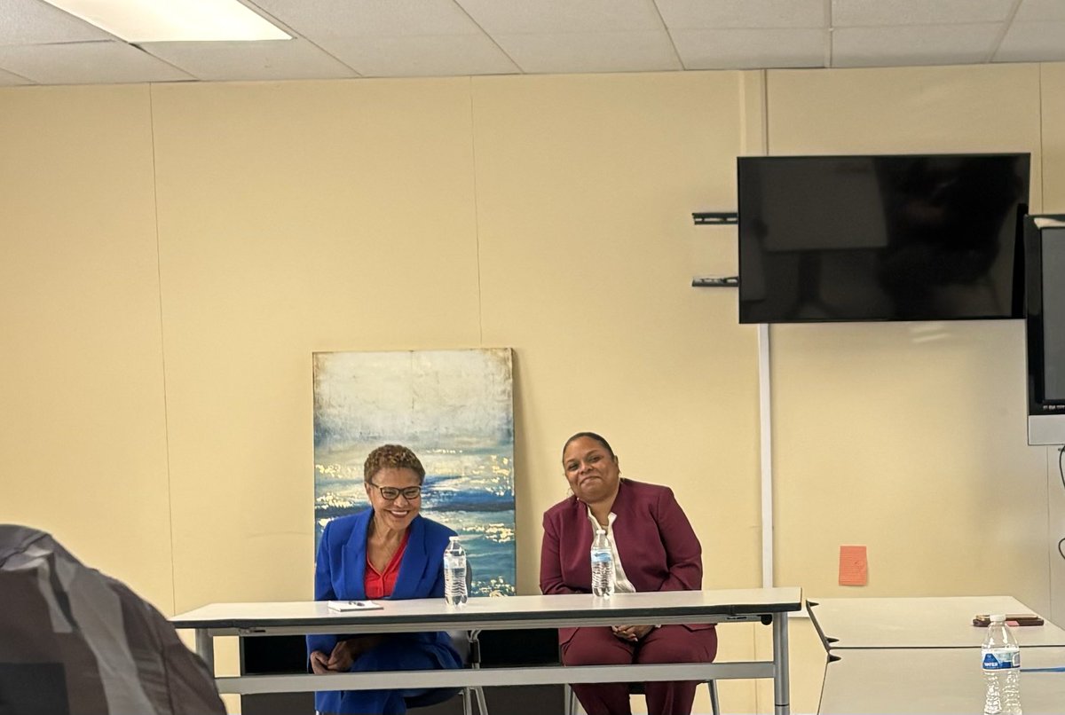 SEAinAction's tweet photo. Thank you Mayor Karen Bass for taking the time to speak with our Community Intervention Workers!  #seaprograms #seainaction https://t.co/uQfe1Ip8YX