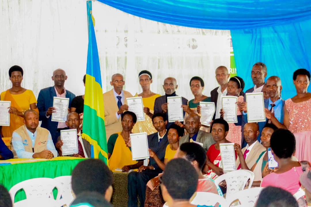 PFR in collaboration with @RwandaEmergency, and @RefugeesRwanda is conducting a legal mass marriage event in the lead-up to #InternationalHumanRightsDay2023. Legal marriage confers vital rights and responsibilities, laying a strong foundation for family life. #FamilyRights