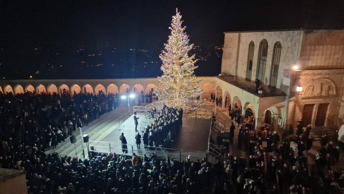 Oggi ad #Assisi ❤️💙✨🎄 #Natale #Natale2023 @cittadiassisi @francescoassisi @visitassisi
