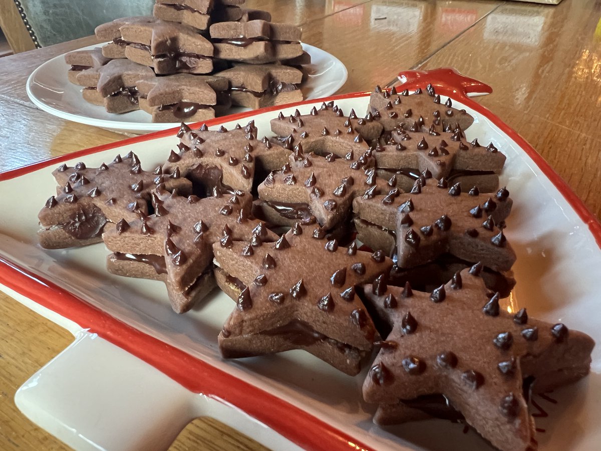 Day 7 of our 12 Days of Cookies 2023 features these Chocolate Mint Star Cookies, a chocolate sandwich cookie filled with a fudgey chocolate mint filling. Perfect for an every day cookie, a holiday cookie, a cookie exchange, or anytime! rockymountainlodge.com/recipe/chocola…
#christmascookies