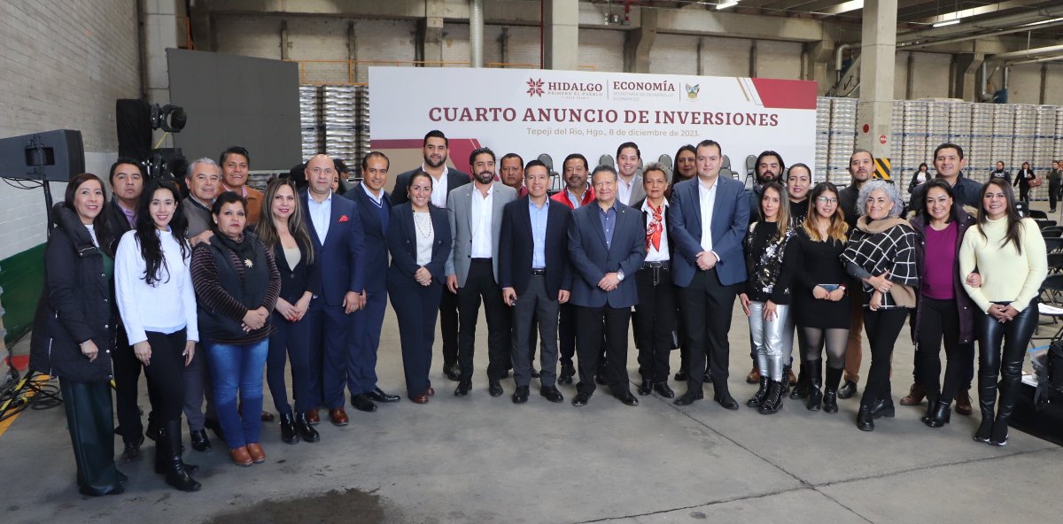 Sedeco_Hgo's tweet photo. Es un honor escuchar al gobernador @juliomenchaca_  hacer un reconocimiento público a nuestro titular @carekad y a cada uno de los colaboradores de la #SedecoHidalgo por la constancia, disposición y empeño para lograr anuncios de inversiones inéditas, incluso de innovación https://t.co/UcANIyK7FB
