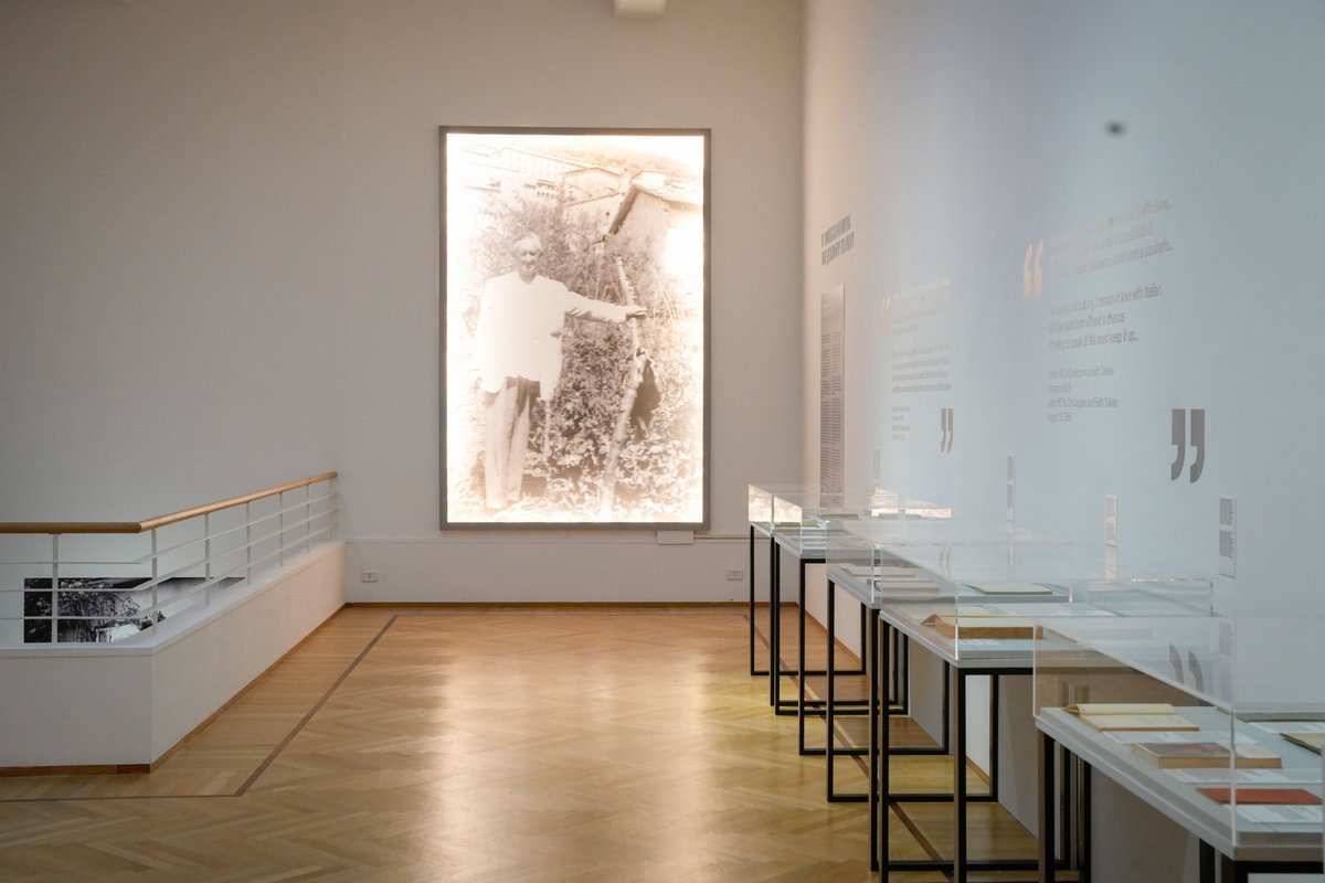 La mostra "TOLKIEN. Uomo, Professore, Autore" racconta il percorso umano, il lavoro accademico, la potenza narrativa e la forza poetica di John Ronald Reuel Tolkien. Fino all' 11 febbraio alla Galleria Nazionale.

Foto di Emanuele Minerva e Agnese Sbaffi
Ministero della Cultura