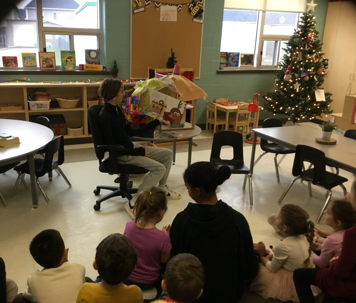 msrpontes's tweet photo. Today, on our 5th day of Christmas activities, Student Council read a Christmas story to each of the classes in our school. 🎄❤️ https://t.co/CYQBYXiZaV
