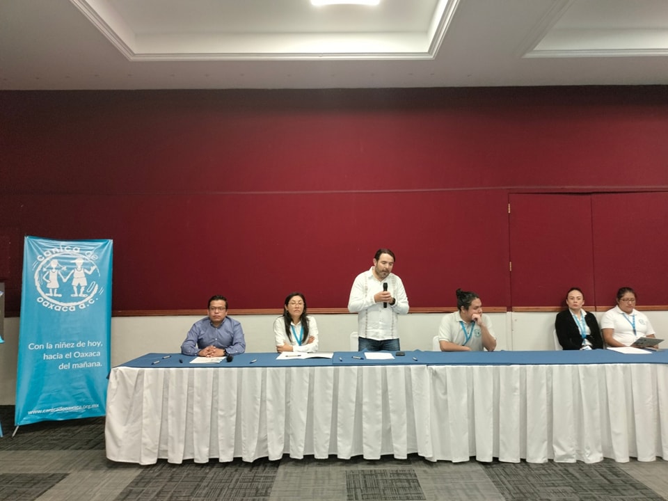 DIGEPO_GobOax's tweet photo. Esta mañana, el títular de la #DIGEPO, @Carlosholder y la Mtra. Alma Verónica González Pérez, Directora General de @canicadeoaxaca firmaron un convenio de colaboración para trabajar en conjunto para impulsar acciones que promuevan los derechos de niñas, niños y adolescentes. https://t.co/hohSbRqRg4