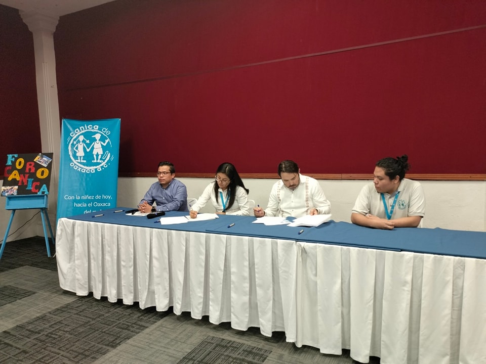 DIGEPO_GobOax's tweet photo. Esta mañana, el títular de la #DIGEPO, @Carlosholder y la Mtra. Alma Verónica González Pérez, Directora General de @canicadeoaxaca firmaron un convenio de colaboración para trabajar en conjunto para impulsar acciones que promuevan los derechos de niñas, niños y adolescentes. https://t.co/hohSbRqRg4