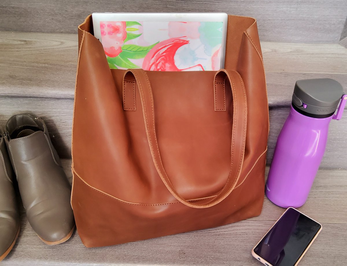 momknowsbest15's tweet photo. I am loving this leather tote! This would make a great holiday gift. Use code MKBGIFT30 to save 30% off the Mamuye Classic or any other item at Able Clothing.
~ https://t.co/VzTxJlszwq
#HolidayGiftIdea #ableclothing #leathertote #ableclothingcoupon https://t.co/F29HXvJevD