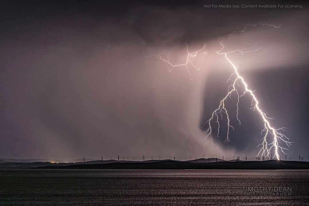 The lightshow over Lake George early this morning was incredible.

Here is a single image taken on my Nikon Z

3am Saturday 9th December 2023 

Lake George, NSW

#Severeweather #lightning #Canberra #Lakegeorge #Nature #Australia #landscape #Lake