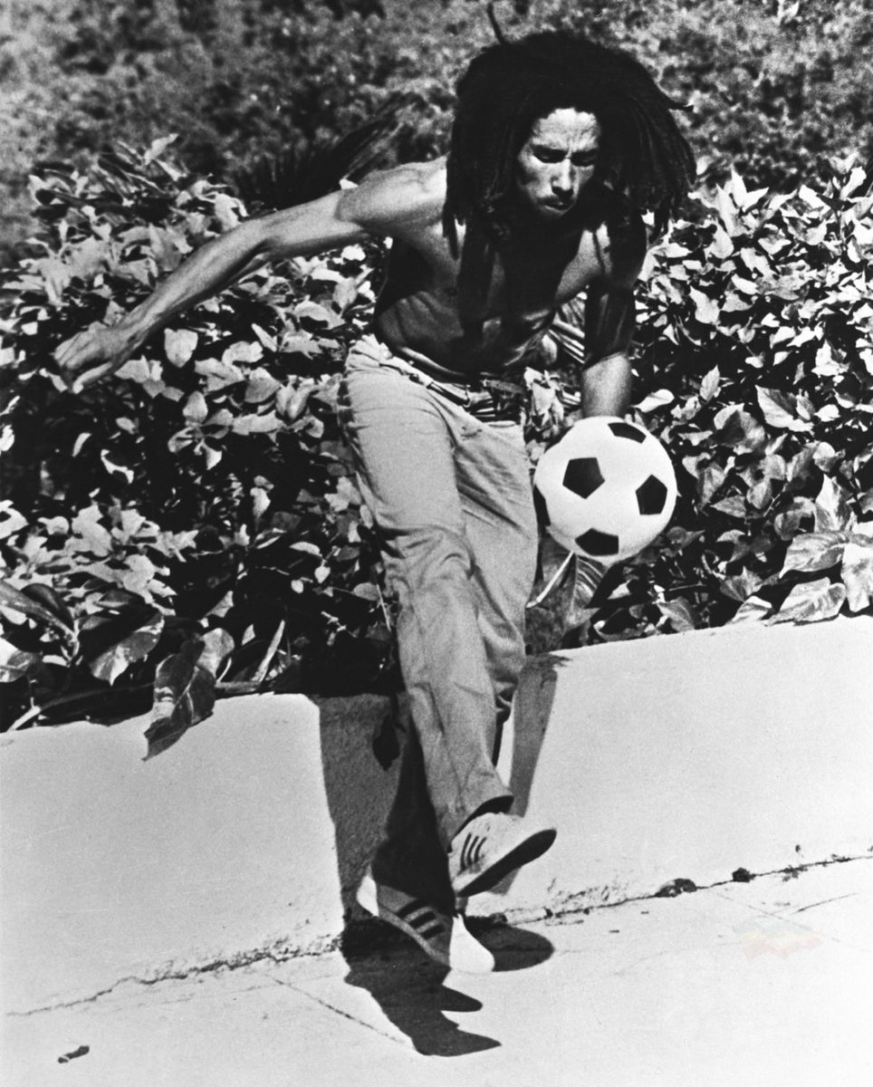 “So if a fire mek it bun, and if a blood mek you run, Rasta de pon top!” #Revolution #bobmarley

📷 by @nevillegarrick
©️ Fifty-Six Hope Road Music Ltd.

#todayinbobslife #reggae #football #futbol #soccer #sports