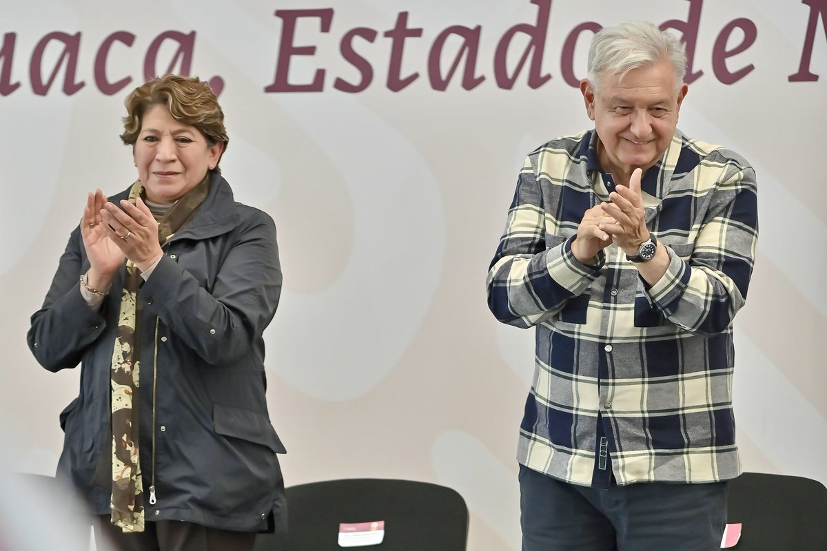 delfinagomeza's tweet photo. Agradezco al Presidente @lopezobrador_ su visita al Estado de México, porque siempre viene con buenas noticias para los mexiquenses. 

Desde #Ixtlahuaca anunciamos que en esta administración cuidamos que los programas sociales lleguen de manera directa y sin intermediarios. 

Y que en este Gobierno seguimos gestionando apoyos para el empleo, para el campo, para las personas con discapacidad y, en próximos días, iniciaremos la entrega de las tarjetas Mujeres con Bienestar, que en esta primera etapa beneficiará a más de 400 mil mexiquenses. 

En esta administración estamos convencidos que tenemos que honrar con trabajo y desempeño el servicio que brindamos a los ciudadanos, porque en estos años hemos sido testigos de los objetivos de la Cuarta Transformación: gobernar con honestidad y amor al pueblo. 

#ElPoderDeServir