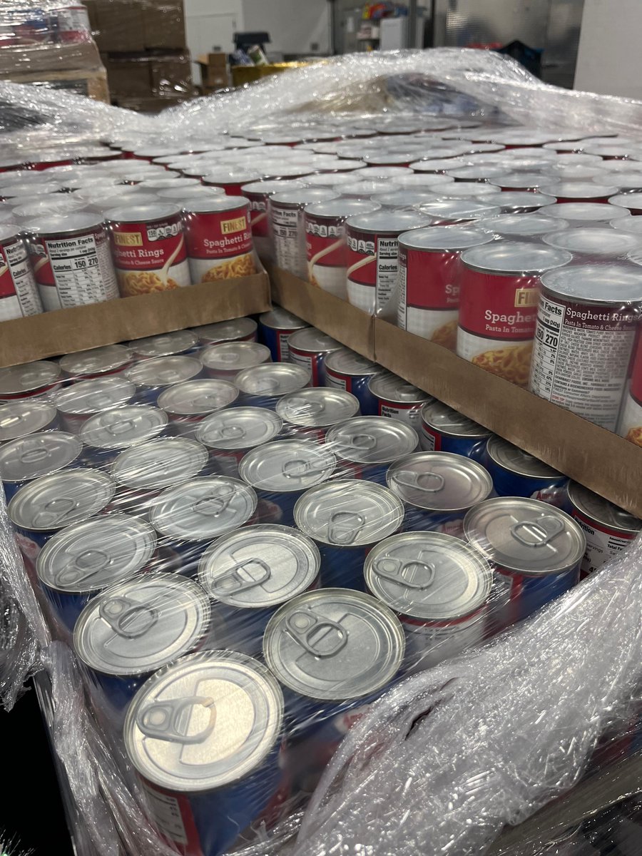 Thank you so much to <a href="/stxinfo/">St. Xavier High School</a> for donating 5,126 pounds worth of food this week! 🥫

What a heartfelt way to celebrate the season of giving. Your generosity will make the holiday season merry and bright for our neighbors. 🎄💙