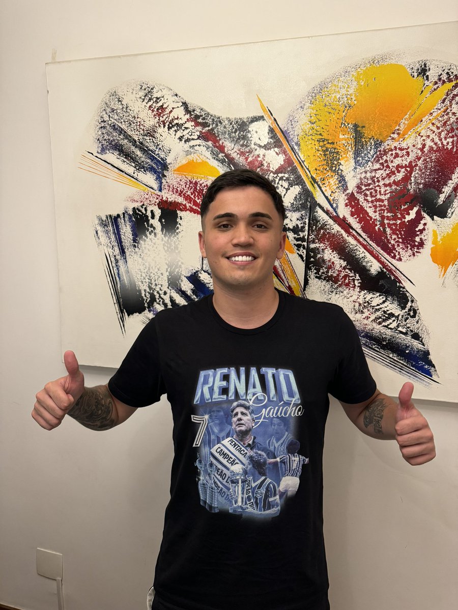 FBITricolor's tweet photo. E essas camisas brabas dos nossos ídolos?🇪🇪

Camisas personalizadas do Renato, Suárez, Geromel e Luan tu encontra na 1903 LEGENDS.

Precinho bacana demais e uma baita qualidade. Eu já garanti a minha do RENIGHT.

Link para compra: https://t.co/lvqKfjuc2F https://t.co/1IzZZmqCvA