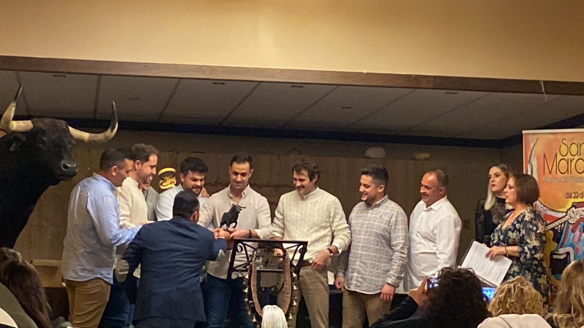 aquitepillo's tweet photo. Cena sanmarquera 2023. Premio al mejor toro para la Peña El Atracón https://t.co/9eatjOEU8E