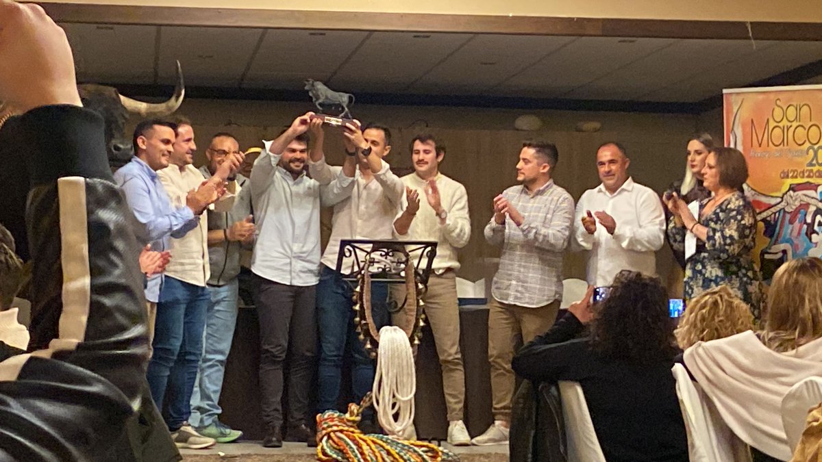 aquitepillo's tweet photo. Cena sanmarquera 2023. Premio al mejor toro para la Peña El Atracón https://t.co/9eatjOEU8E